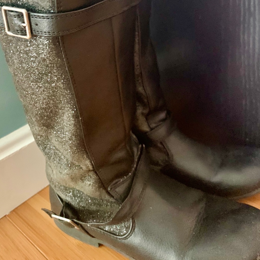 Girl’s Boots Size 4